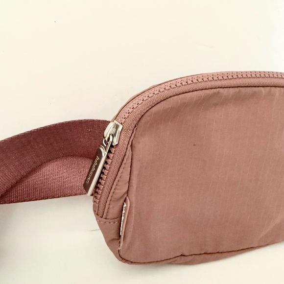 Lululemon Everywhere Belt Bag Dusty Pink Crossbody - Picture 2 of 5